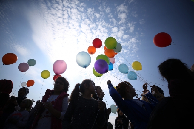 Düzce'de 95 kız çocuğu rengarenk dilek balonlarını gökyüzüne bıraktı